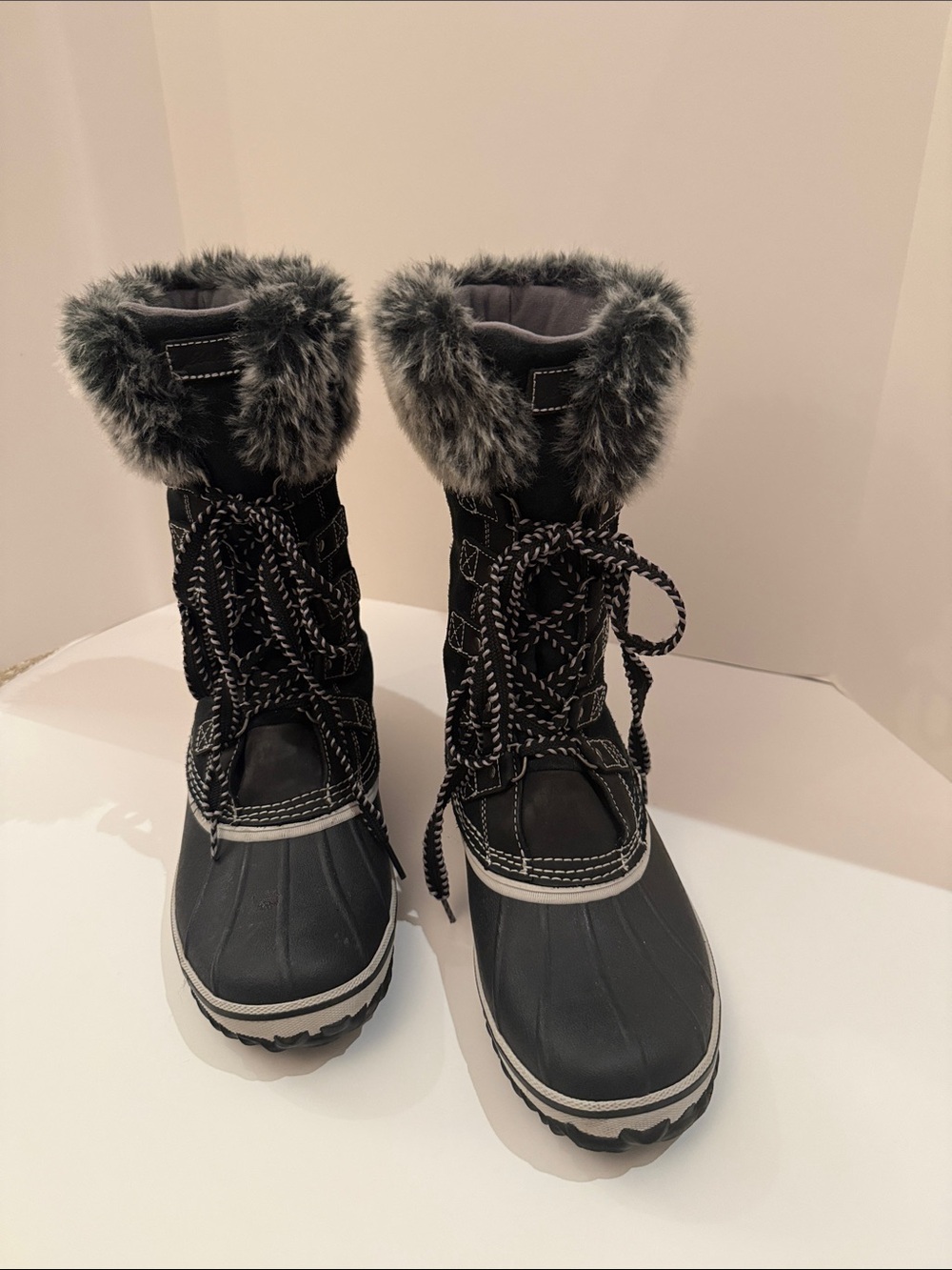 Women’s Eddie Bauer lined black waterproof size 9.5 Thermafill insulated boots.